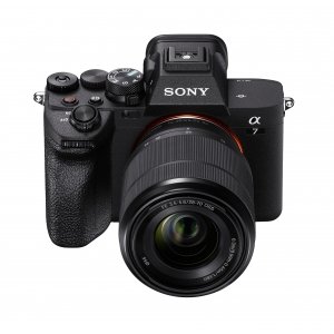 promo Sony Alpha 7 IV | Appareil photo hybride plein format + objectif Sony 28–70 mm F3.5 – 5.6 (33 mégapixels, mise au point automatique en temps réel, 10 images/s, 4K 60p, écran tactile à angle variable)